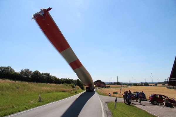 Rotorblätter rollen zu den Windenergieanlagen - © Seda Hagemann