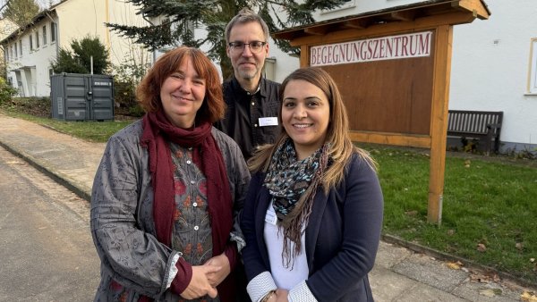Juliane Rönnau (von links), Torsten Horst und Narin Kotlo-Elmas vor dem Begegnungszentrum an der Königsberger Straße. - © Sven Kienscherf