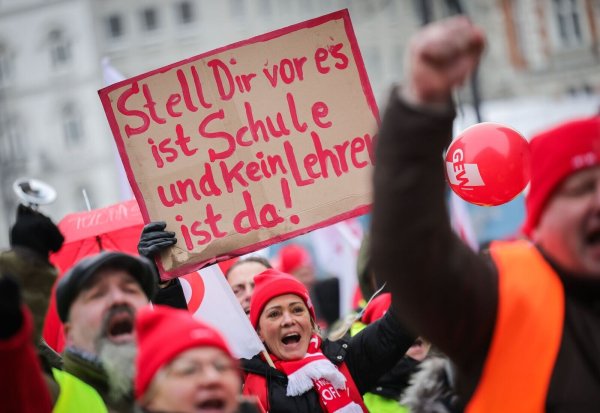 Beschäftigte des Bildungswesens während einer Demonstration Ende des Jahres 2023 in Hamburg. - © Christian Charisius
