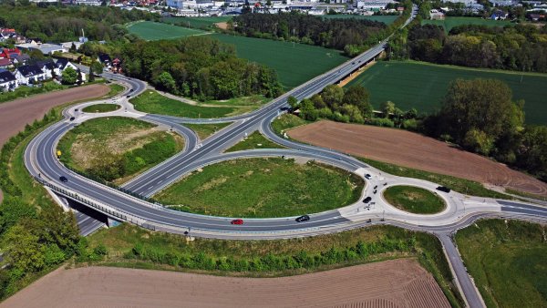 Die neue "Brille" aus der Vogelperspektive. Die Oerlinghauser Straße wird über zwei Kreisel kreuzungsfrei an die Ostwestfalenstraße angebunden. - © Nicole Ellerbrake