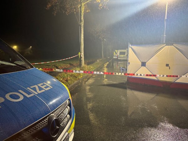 Die Polizei hat die Unfallstelle mit einer Sichtschutzwand abgeschirmt. - © Freitag-TV
