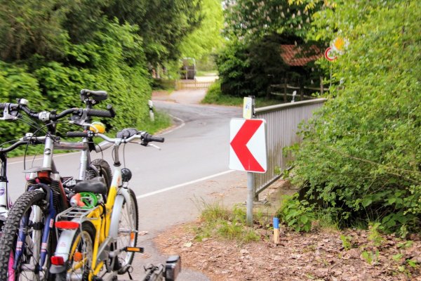 Für den kurvigen Teil der Ohrser Straße hatte der Kreis Lippe die Ausschilderung mit Tempo 30 bereits umgesetzt. - © Cordula Gröne