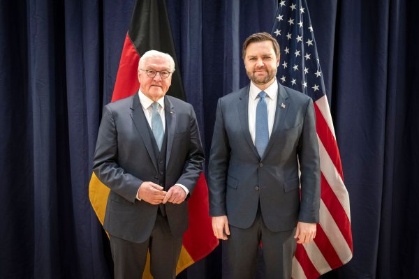 Gegensätzliche Ansichten: Bundespräsident Frank-Walter Steinmeier (l.) trifft auf der Münchner Sicherheitskonferenz mit US-Vizepräsident J.D. Vance zusammen. - © Guido Bergmann/Bundesregierung/d