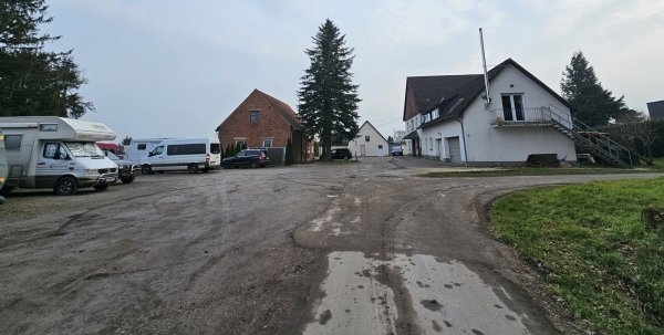 Die derzeitige Zufahrt zum Campingplatz über die Pottenhauser Heide soll erhalten bleiben, aber besser ausgebaut werden. - © Astrid Sewing