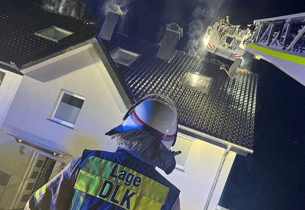 Ein Blitz soll in einen Dachstuhl eines Einfamilienhauses eingeschlagen sein. Die Feuerwehr war rund vier Stunden in Müssen im Einsatz. - © Feuerwehr Lage
