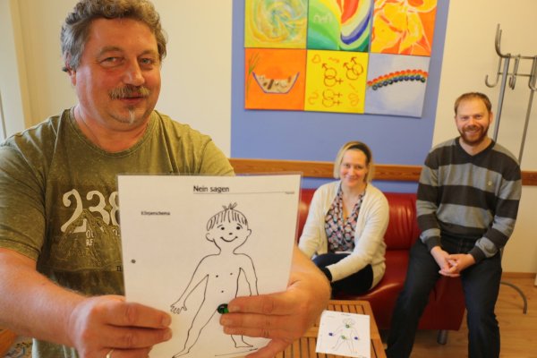 Dipl. Sozialpädagoge Detlev Dirk (von links), Mona Guhl und Sören Rütten, beide Diplompädagogen, haben jeden Donnerstag von 10 bis 12 Uhr bei der sexualpädagogischen Sprechstunde in der Detmolder Beratungsstelle ein offenes Ohr. - © Janet König
