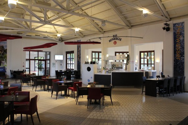 Gäste werden im Foyer des Kurgastzentrums wieder am Wochenende und bei Veranstaltungen bewirtet. Während der Woche soll es eine andere Lösung geben. - © Bildrechte: GesUndTourismus Horn-Bad Meinberg