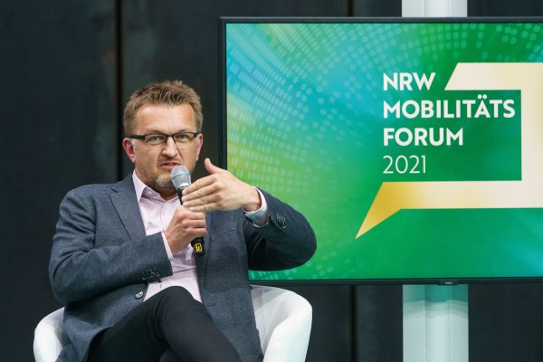 NWL-Geschäftsführer Joachim Künzel, hier beim NRW-Mobilitätsforum 2021. - © Volker Wiciok