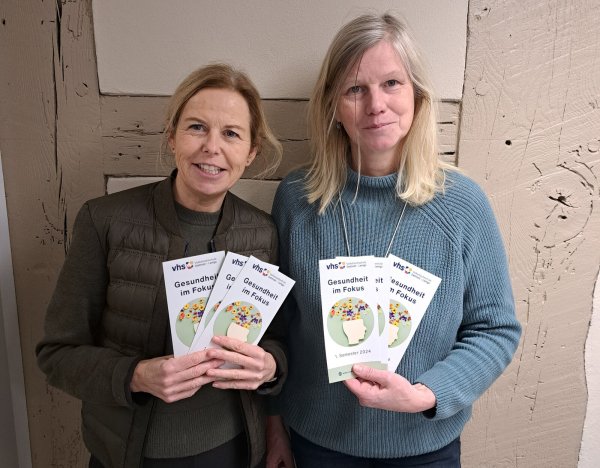 Präsentieren das Programm "Gesundheit im Fokus": Ellen Lüke von der VHS (links) und Anja Rethmeier-Hanke als Vertreterin des Klinikums Lippe. - © Klinikum Lippe