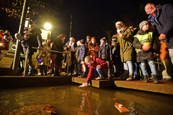 Die Holzschiffchen zu Wasser lassen: Das hat neben dem obligatorischen Umzug in der Salzestadt Tradition. - © Nicole Ellerbrake