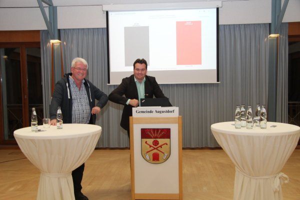 Glückwunsch nach Corona-Art: Wahlleiter Patrick Herrmann gratuliert dem Stichwahl-Gewinner Thomas Katzer (SPD) per Ellbogen-Kick. Der unterlegene Dr. Andreas Wulf (CDU) ließ sich nicht blicken. Sein Tisch blieb leer. - © Dieter Asbrock