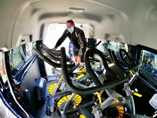 Buena-Vista-Studioleiter Michael Dickewied verstaut die Spinningbikes im Bulli. - © Jörg Hagemann