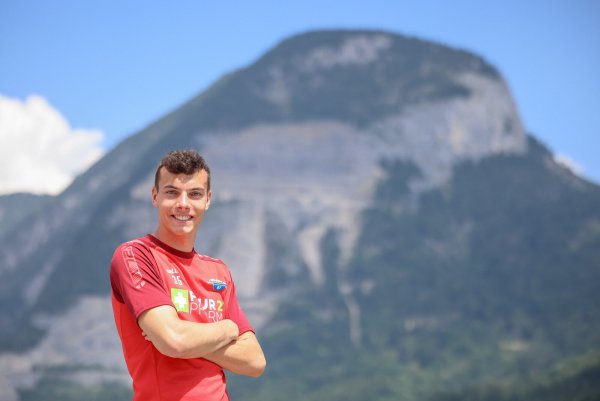 SCP-Keeper Arne Schulz genießt am Mannschaftshotel in Bad Häring die Aussicht auf die Tiroler Berge. - © Oliver Krato