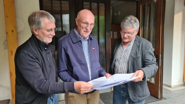 Die Initiatoren Udo Zippel (von links), Professor Dr. Rolf-Dieter Weege und Professor Dr. Hans-Jürgen Danneel blicken nach der Veranstaltung im Dorfgemeinschaftshaus in Westorf auf die ersten Unterschriften. - © Archivfoto: Nadine Uphoff