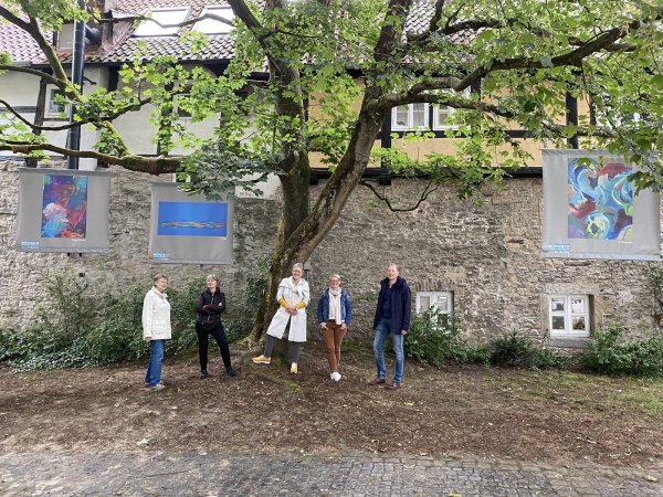 Madlyn Herrmann (von links) und Rosi Kunow von Querbeet sowie Birgit Fleck, Nicole Heithecker und Cord Heithecker von der Seminarwerkstatt Mühle & Co. verschönern die Grabenstraße. - © Nicole Heithecker