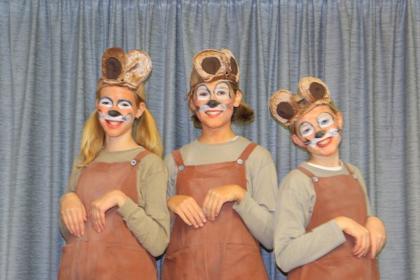 Die drei Mäuse (von links) Charlotte Zarsen, Tilda Wilke, Karla Westphal) freuen sich über die Stadtrechte. - © Fotorechte: Freilichtbühne Bellenberg