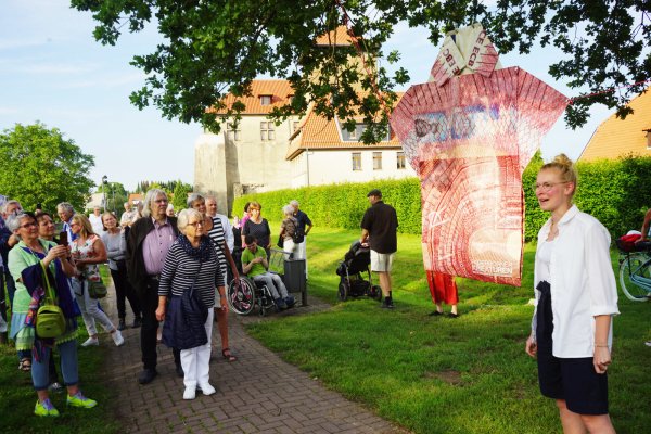 Die Steinheimer Künstlerin Laura Schlütz (rechts) macht mit einem Zehn-Euro-Shirt auf Missstände in der Textilindustrie aufmerksam. Sie ist eine von 20 Künstlern, die an der Freiluftausstellung „Kunst am Wall" teilnehmen. - © Manfred Hütte