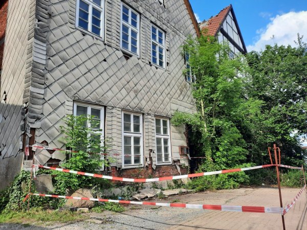 Der Brand des leerstehenden Hauses beschäftigte die Feuerwehr mehrere Stunden lang. Im Inneren herrscht seitdem Einsturzgefahr. - © Lorraine Brinkmann