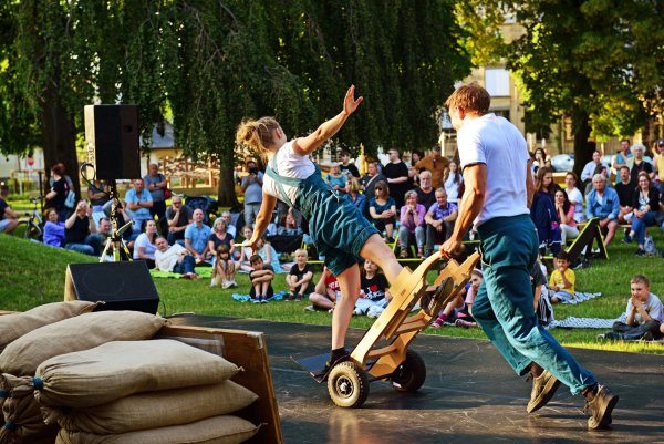 Die Akrobaten von "elabö" haben eine hinreißende Vorstellung im Kaiser-Wilhelm-Park abgeliefert. Die Premiere des Programms "Umsonst&Draußen" ist geglückt. - © Nicole Ellerbrake