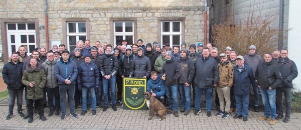 Die Wanderer stehen hier vor dem Bürgerhaus Alverdissen. - © 2. Kompanie Alverdissen