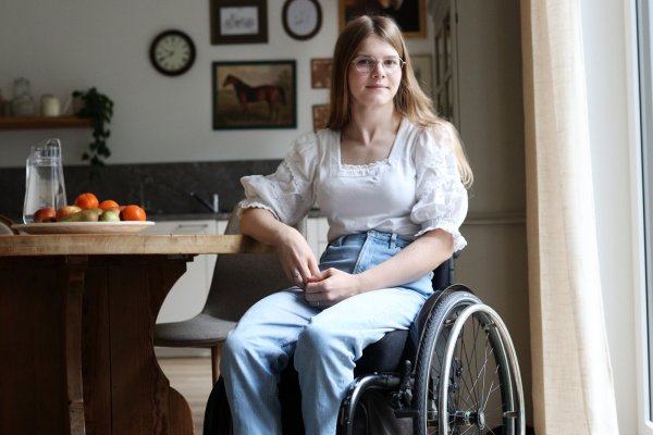 Alisha Klassen hat eine "spastische Zerebralparese", die vor allem ihre Füße betreffen. Wegen ihrer Gehbehinderung nutzt sie im Alltag meistens einen Rollstuhl. - © Alex Lehn