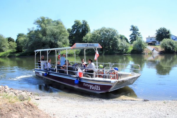 Die Weserfähre „Flotte Holli“ – eingerichtet für Fußgänger und Radler während der Brückensperrung - steht mittlerweile im Trockenen. Und wird dort wohl auch noch bleiben. - © David Schellenberg/Archiv