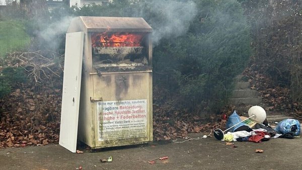 Dieser Altkleidercontainer hat am Neujahrstag in Barntrup gebrannt. - © Feuerwehr Barntrup