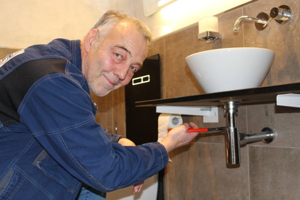 André Laros ist nicht nur an den Weihnachtsfeiertagen als Anlagenmechaniker ein gefragter Mann für Reparaturen im Haus. - © Sandra Castrup