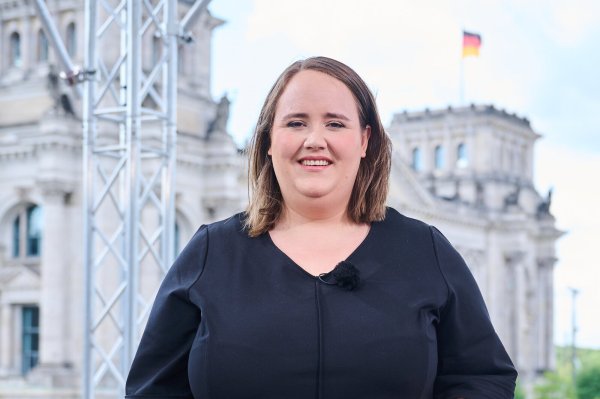 "Wir stehen gerade im Zentrum der politischen Debatten. Das ist keine Rolle, vor der wir uns verstecken", sagt Ricarda Lang (Grüne), Bundesvorsitzende ihrer Partei. - © Annette Riedl