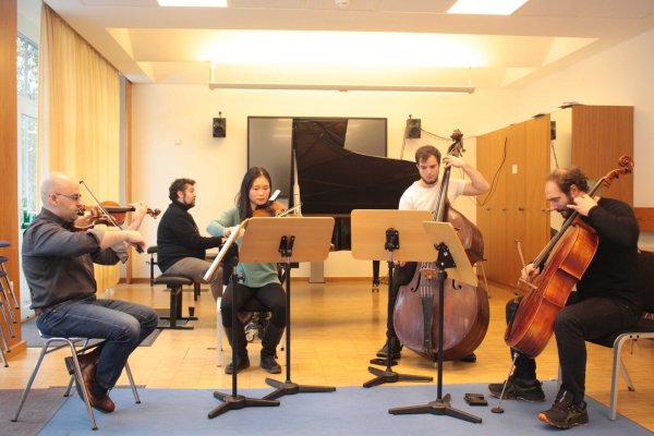 Eins von zahlreichen Ensembles: (von links) Aram Badalian (Violine), Triantafyllos Liotis (Klavier), Peijun Xu (Viola), Dmytro Karpus (Kontrabass), Nikolaos Spyridon Prevenzianos (Violoncello). - © HfM Detmold/Plettenberg