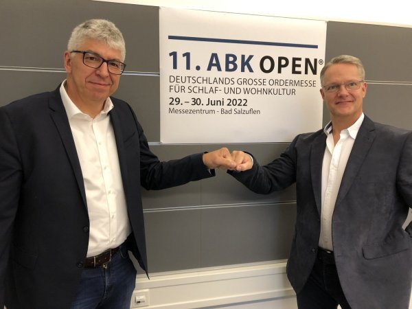 Neue Partner: Thomas Fehr, Geschäftsführer des Bettenfachhandel-Einkaufsverbandes ABK (links), und Andreas Reibchen, Geschäftsführender Gesellschafter der Messe OWL, freuen sich auf die zukünftige Zusammenarbeit. Unter anderem bei der Ordermesse „ABK Open", deren elfte Auflage Mitte 2022 in Bad Salzuflen stattfinden wird.  - © Thomas Reineke