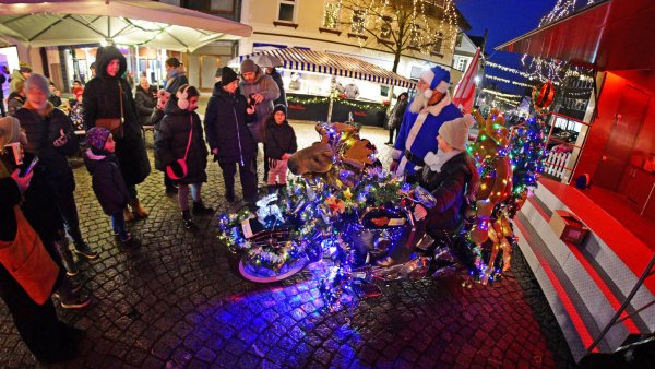 Für gute Stimmung auf dem Schötmaraner Marktplatz sorgt unter anderem der blaue Weihnachtsmann Frank Kortenhorn. - © Nicole Ellerbrake