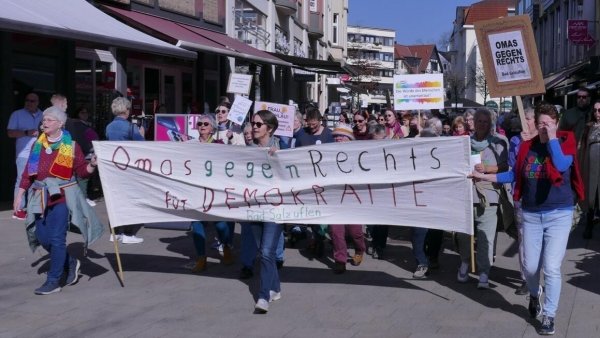 Die "Omas gegen Rechts" demonstrieren in der Fußgängerzone für Gleichberechtigung. - © Omas gegen Rechts Bad Salzuflen