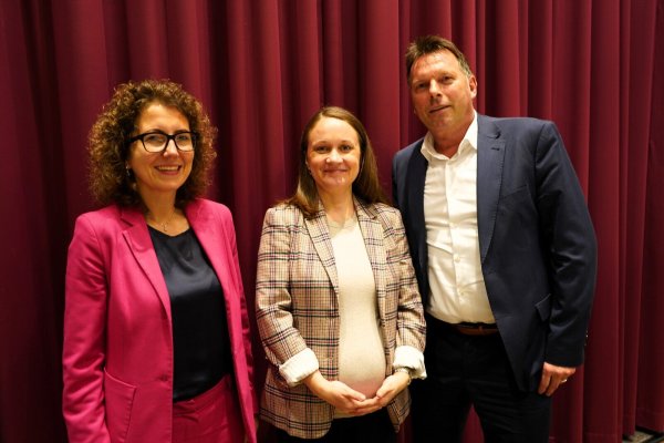 Die ersten Gratulationen nahm die neue Gleichstellungsbeauftragte Darja Klassen (Mitte) von der Ersten Beigeordneten Dr. Miriam Mikus und von Detmolds Bürgermeister Frank Hilker entgegen. - © Stadt Detmold