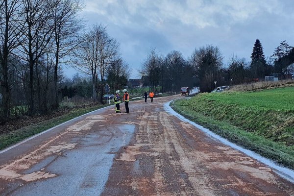 Dicke Schlieren auf der B1: Die Straße war zwischen Wöbbel und Nessenberg von mittags bis in den Abend gesperrt. - © Feuerwehr Schieder-Schwalenberg