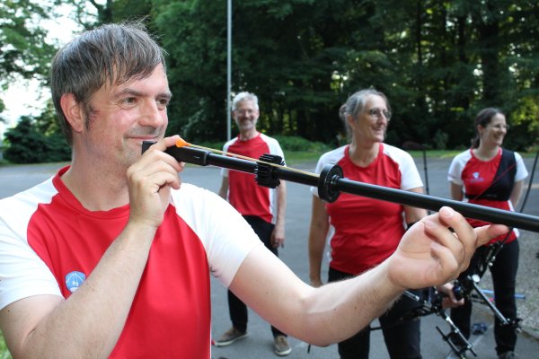 Christian Hebrok (vorne) ist auch im Blasrohrschießen ein Profi. Andreas Hertwig, Ricarda Kersten und Kathrin Flagmeier (von links) schauen zu. - © Sandra Castrup (LZ)