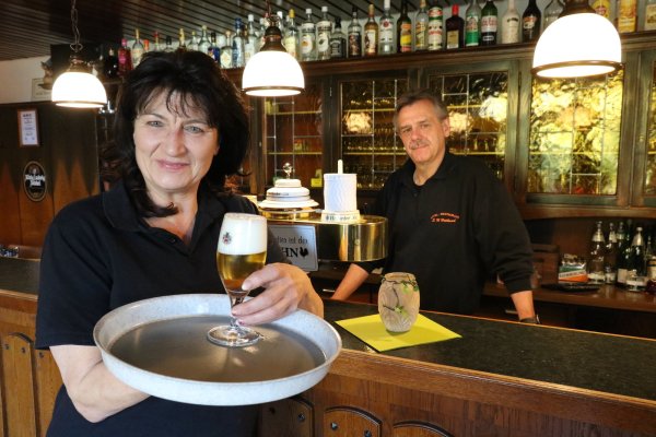 Manuela und Paul Hetland am Tresen im Restaurant Hetland in Wüsten. - © Alexandra Schaller