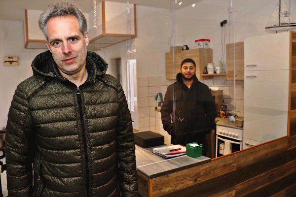 Rudolf Gallmann (links) und Danny Holmes haben es sich anders gewünscht. Auch das Begegnungs-Café der Herberge zur Heimat wird ab nächster Woche nach den neuen Corona-Regelungen schließen müssen. - © Till Sadlowski