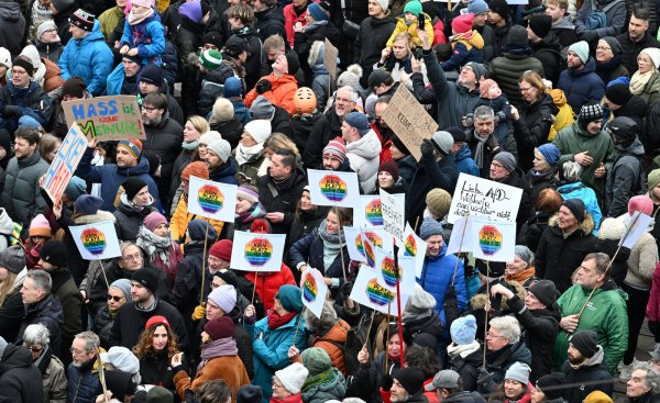 Nach Recherchen des Medienkollektivs "Correctiv" kam ans Licht, dass sich AfD-Funktionäre und die rechtsextreme Identitäre Bewegung in Potsdam getroffen hatten. Seitdem gehen bundesweit Menschen gegen Rechts auf die Straße. - © Symbolbild: Carmen Jaspersen/dpa