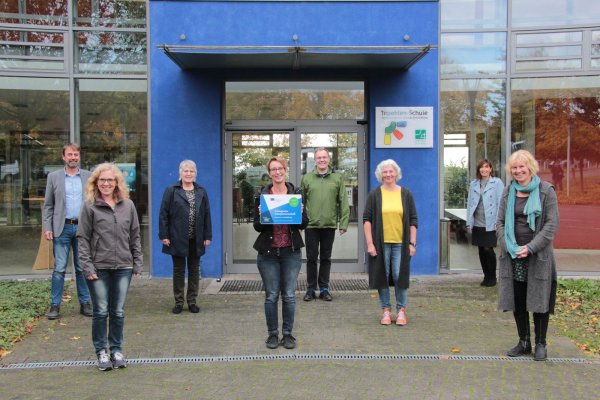 Gemeinsam arbeiten (von links) Matthias Tiemann, Christine Lambregts-Schmidt, Petra Fecke, Katrin Wenzel, Klaus Naber, Marion Höcker (Topehlen Schule), Dorit Meier, Schulleiterin der Realschule sowie Theresa Küster (Realschule) am internationalen Projekt. - © Carolin Brokmann-Förster