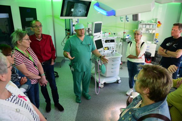 Thomas Herden, OP-Leiter, zeigt den Besuchern den OP-Bereich - © Nicole Ellerbrake