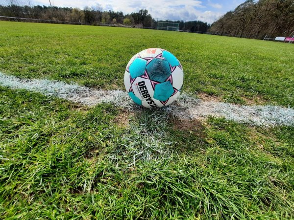 Bald erfolgt der Anstoß: Die Pokalendspiele in beiden Fußballkreisen stehen auf dem Programm. - © Oliver König
