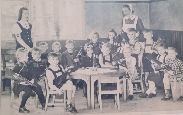 Von 1947 stammt das Bild, es zeigt zwei Schwalenbergerinnen mit den künftigen Schulkindern, die die "Kinderschule" verließen, um auf die Grundschule zu wechseln. - © Repro: Marianne Schwarzer