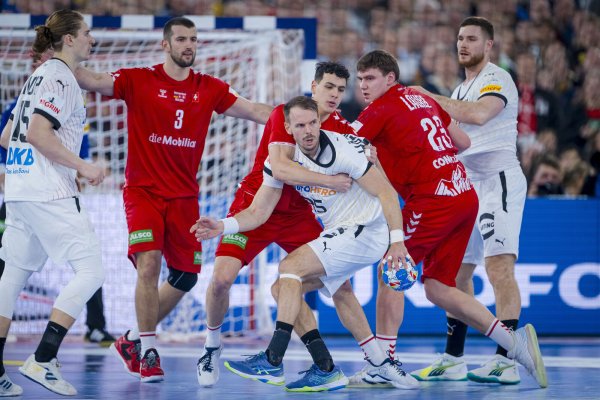 Während Samuel Zehnder (flankiert von seinen Schweizer Landsleuten Lucas Meister und Lukas Laube) mit dem TBV ins Wintercamp einzieht, spielen Juri Knorr (von links), Kai Häfner und Johannes Golla um den Einzug ins EM-Finale. - © saschaklahn.com