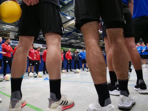 Daniel Scherning und Florian Kehrmann (Mitte) weisen die Handball- und Fußball-Bundesligaprofis in einen besonderen Trainingsnachmittag ein. - © Jörg Hagemann