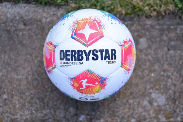 So oder so ähnlich wird der Ball aussehen, mit der DSC Arminia sein Auftaktspiel in der 2. Bundesliga gegen Fortuna Düsseldorf bestreitet. - © Teresa Kroeger