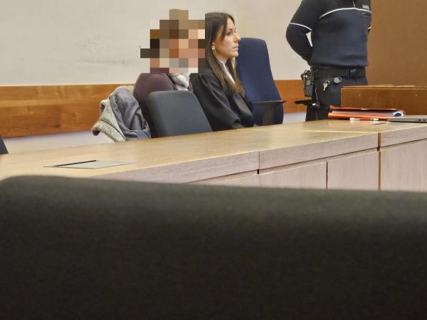 Die angeklagte Mutter (links) sitzt neben ihrer Verteidigerin Franziska Janßen. Zum zweiten Prozesstag gibt diese überraschend schon eine geständige Erklärung für ihre Mandantin ab. - © Janet König