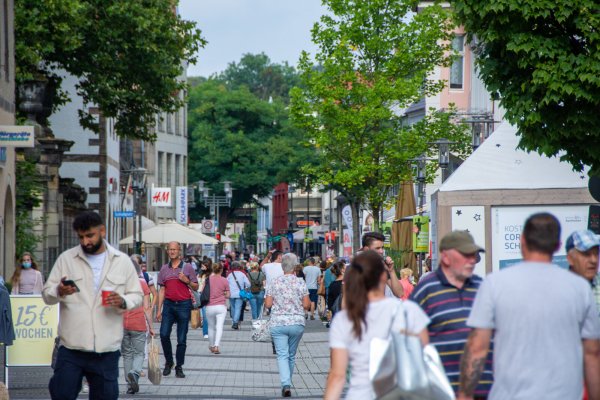 Mithilfe von Zwischennutzungen von leerstehenden Ladenlokalen sollen in Zukunft wieder mehr Menschen in die Lange Straße gelockt werden. - © Raphael Bartling