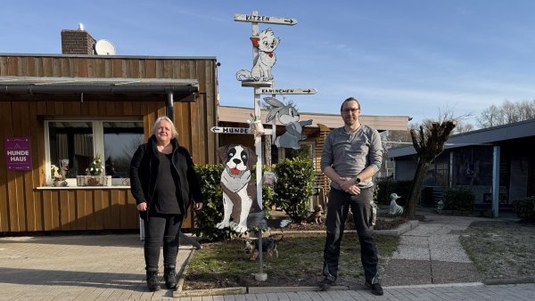 Melanie Vogt und Björn Schakat (Vorstand Tierschutzverein Bad Salzuflen-Lemgo) würden sich über historische Fotos zu Tierschutzverein und Tierheim freuen. - © Sven Kienscherf