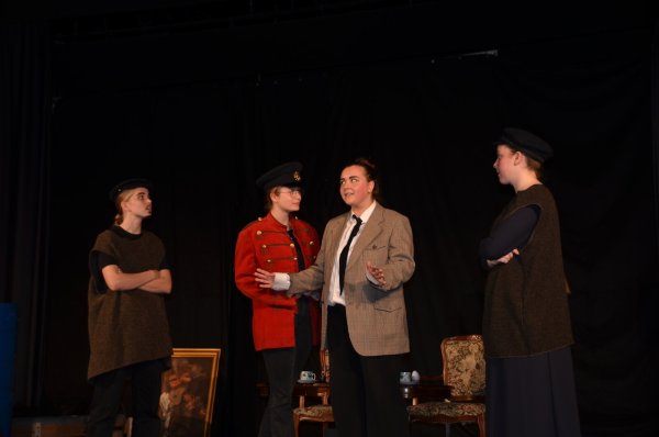 Der Chor der Feuerwehr warnt Biedermann: Jill Lani Müller (von links), Mirja Wöhrmann, Jonna Klocker und Melina Born. - © Josephine Leweling